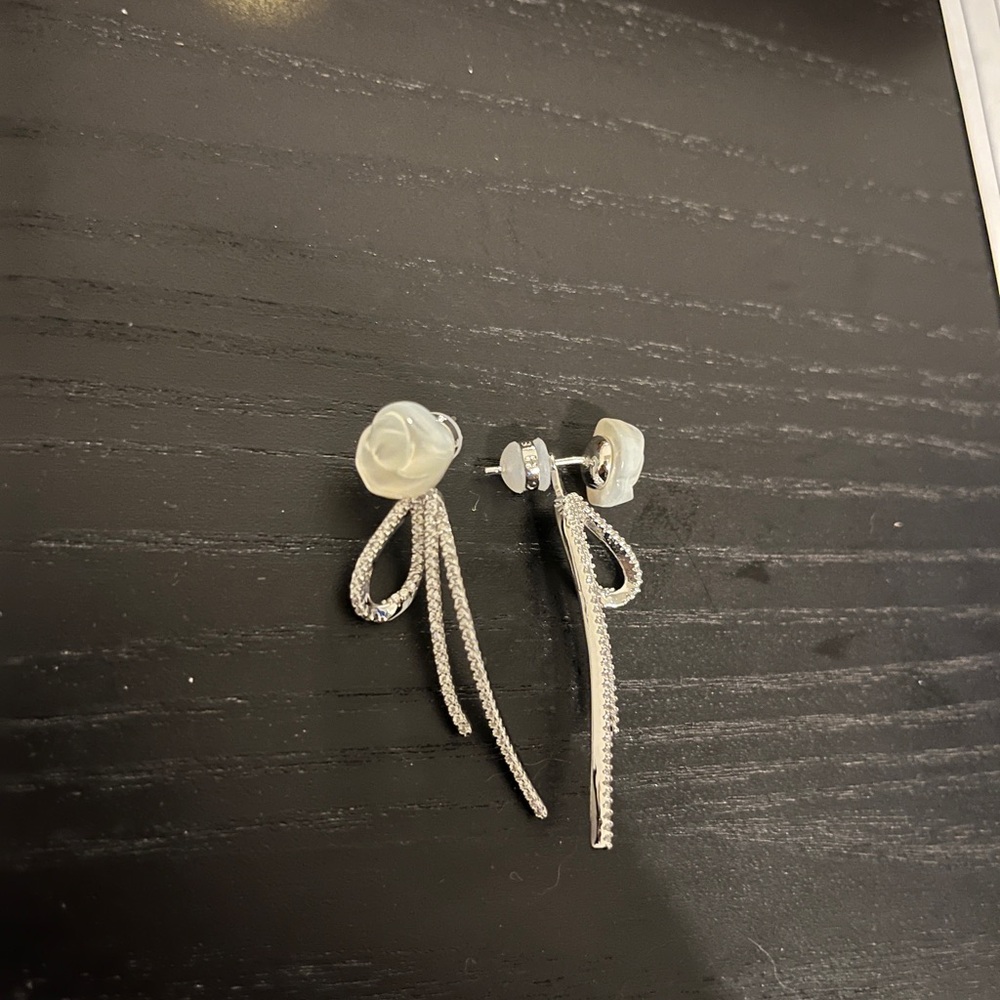 Mother of Pearl flower and Silver Diomand Knot Earrings